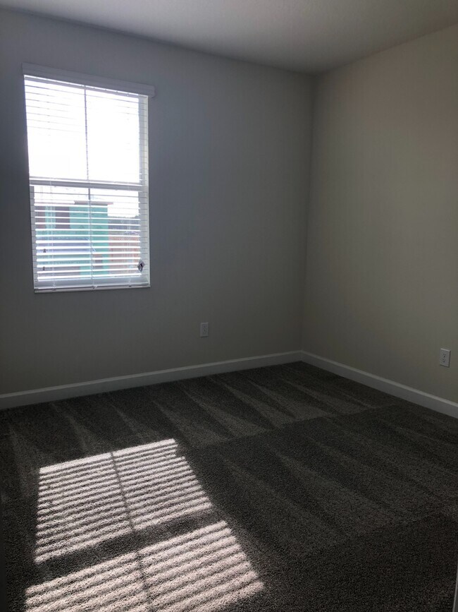 Building Photo - Townhome For Rent in Storey Lake - 3/2.5 w...