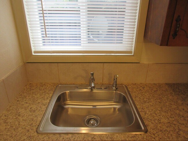 Building Photo - One Bedroom Apartment Close to Downtown