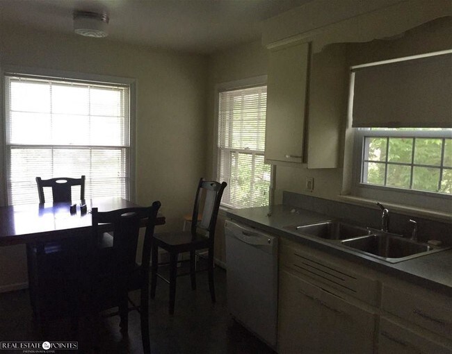 Building Photo - 928 Harcourt Rd