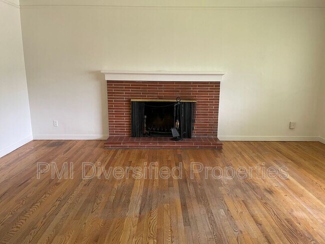 Building Photo - 20 Linwood Pl