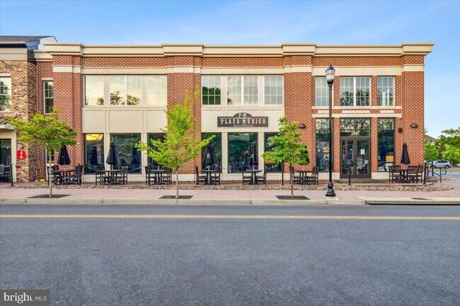 Foto del edificio - 2442 Rippling Brook Rd