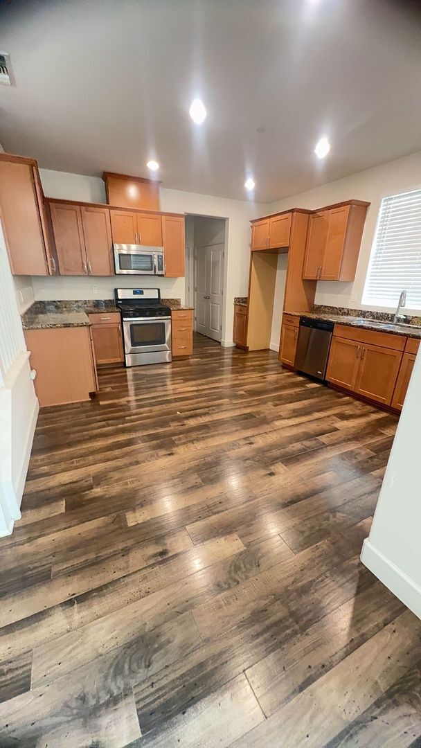 Building Photo - Beautiful spacious 3 bedroom 2/5 bathroom home.