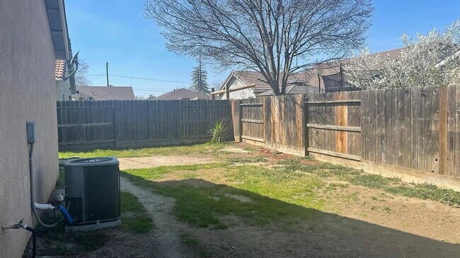 Foto del edificio - 3-bedroom, 2-bath home in the desirable Beachwood area of West Merced