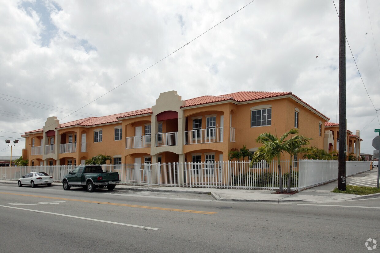 Building Photo - 932 Palm Ave