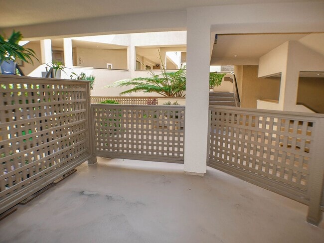 Building Photo - 2BD/2BA Dual Master Condo of secured building in highly sought after Boutique Bella Capri building.