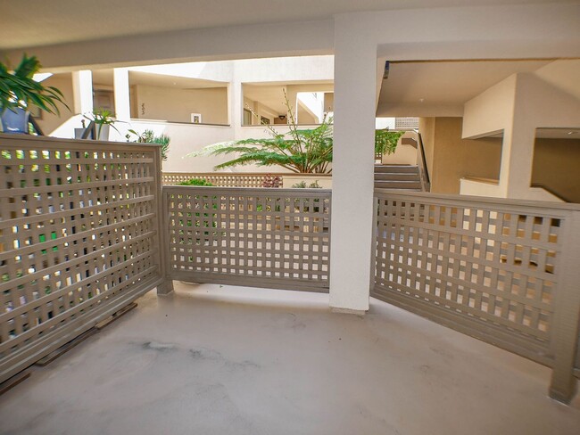 Foto del edificio - RARE Offering 2BD/2BA Dual Master Condo of...