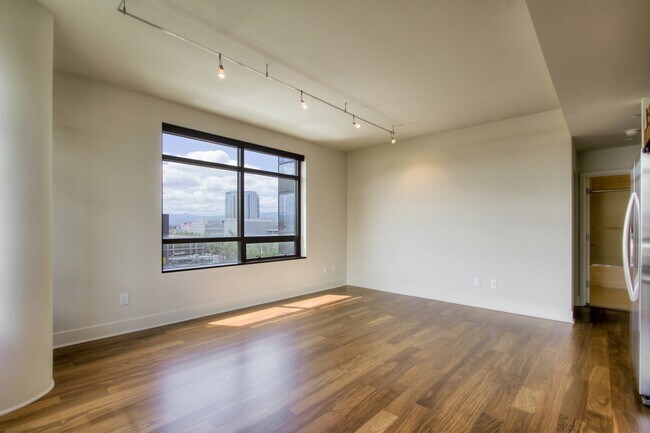 Foto del edificio - Gorgeous 2 Bedroom/2 Bathroom Condo for Rent at The 88