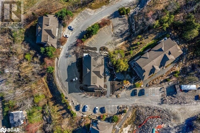Building Photo - 2 Tree Tops Ln