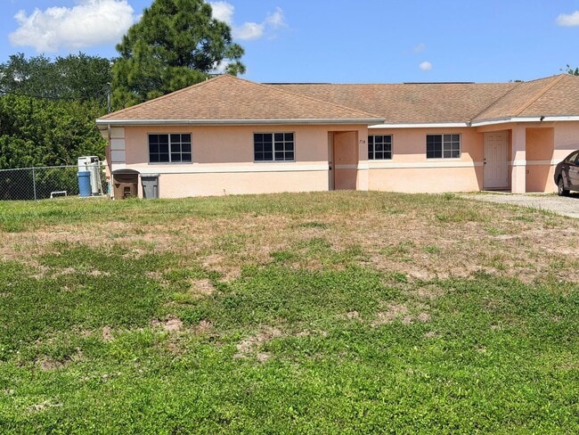 Building Photo - 3 Bedroom 2 Bath Duplex
