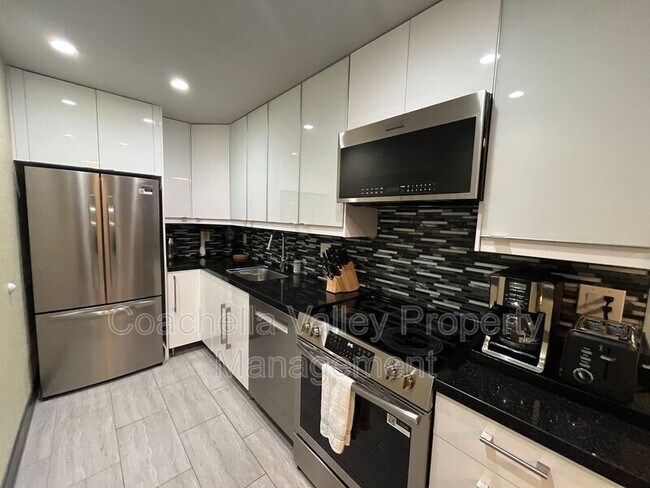 Foto del edificio - 2821 Los Felices Cir W