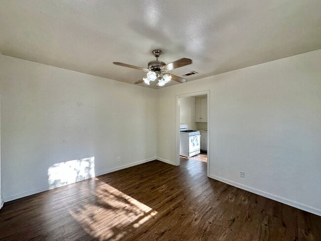 Building Photo - 603 Sutton Dr