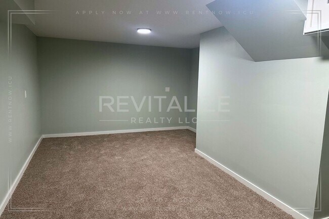 Foto del edificio - HALF-DEPOSIT SPECIAL! Newly Renovated 4 Be...
