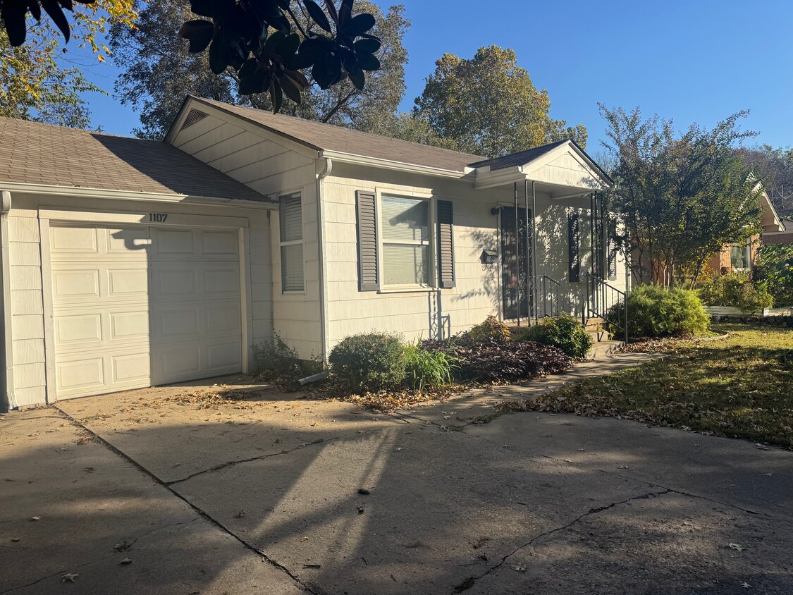 Foto principal - 1107 W Apache St