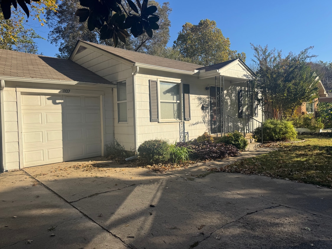 Primary Photo - 1107 W Apache St