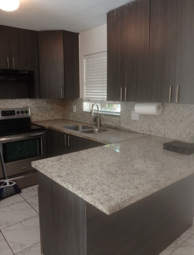 Foto del edificio - 2241 Monroe St