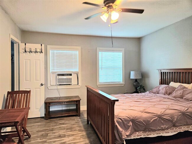 Foto del edificio - 4514 W Bayshore Dr