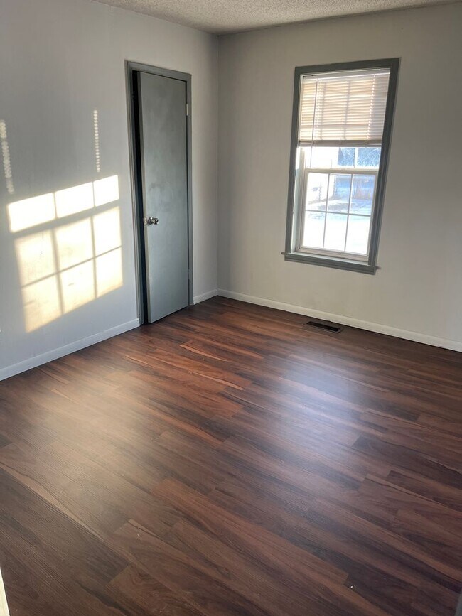 Foto del edificio - 104 N Jackson Ave