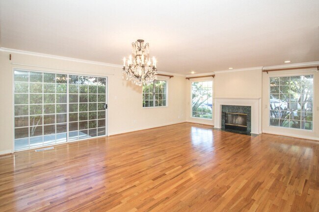 Building Photo - Spacious 4 Bed, 4.5 Bath Home w/ Beautiful...
