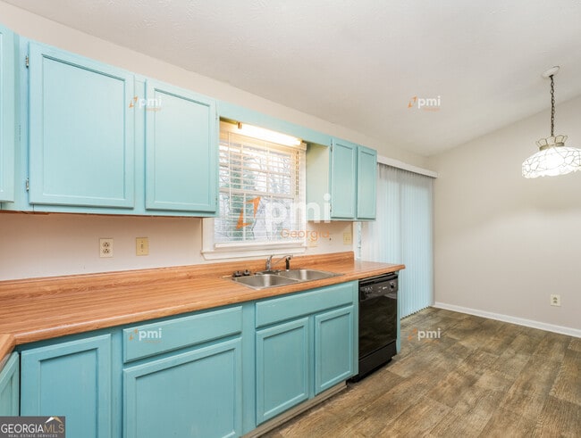 Building Photo - 667 Rae Dr SW