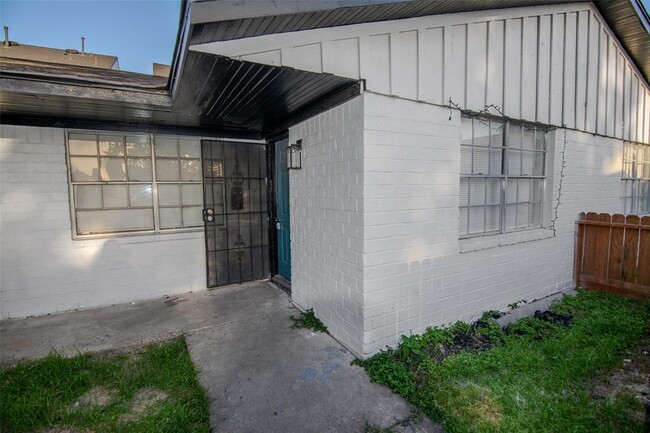 Building Photo - 1661 Northwood St