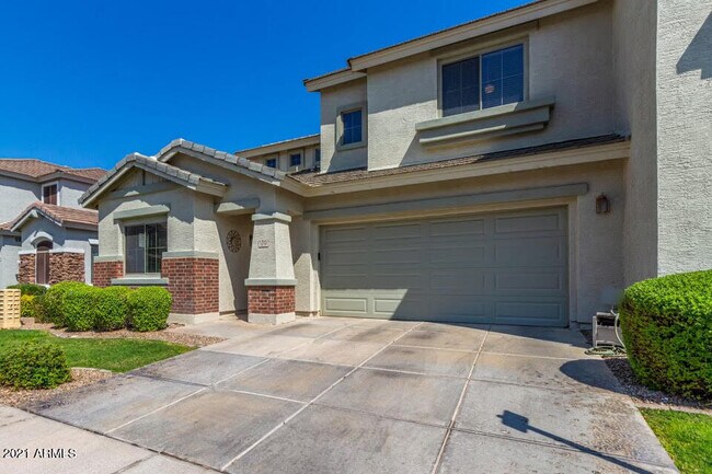 Building Photo - 1050 E Redwood Dr