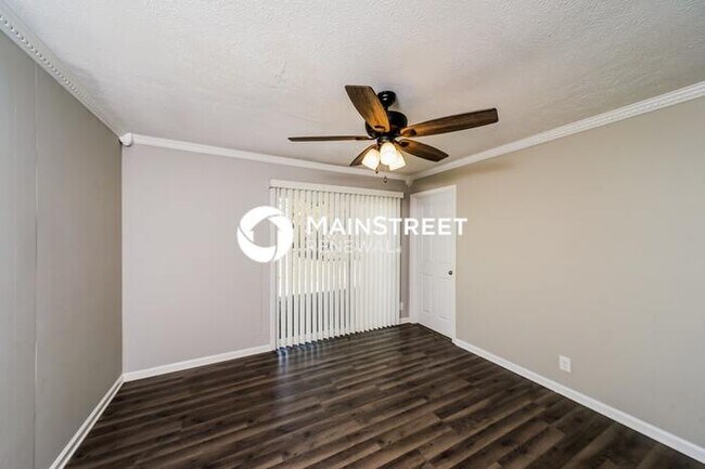 Building Photo - 4 Bedroom Pet-Friendly Home in Louisville, KY with Main Street Renewal