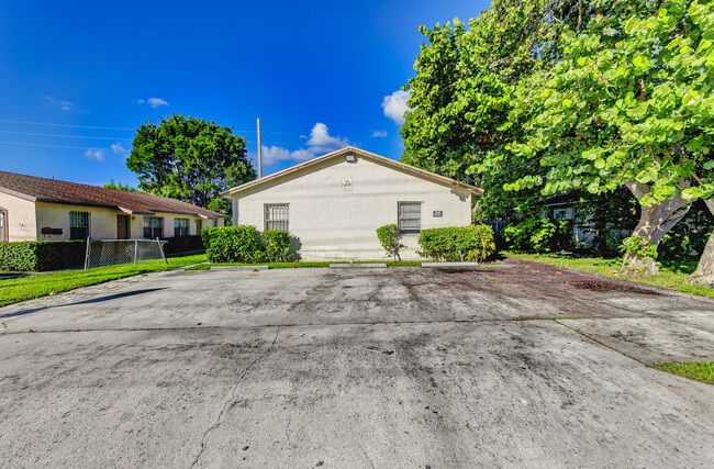 Building Photo - 3805 Windsor Ave
