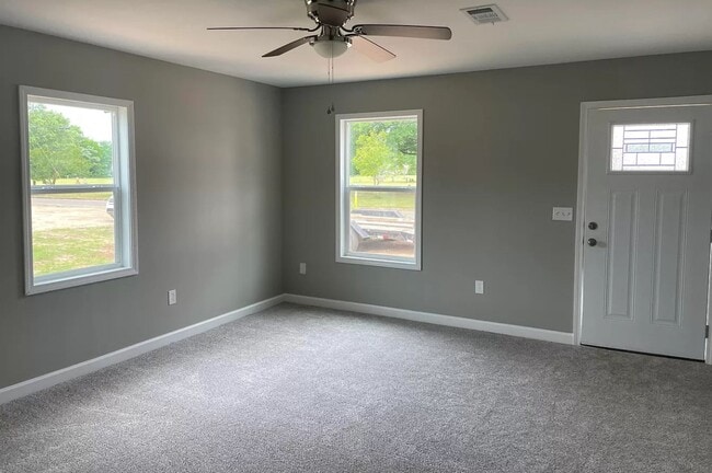 Building Photo - 3 bed 2 bath close to the W
