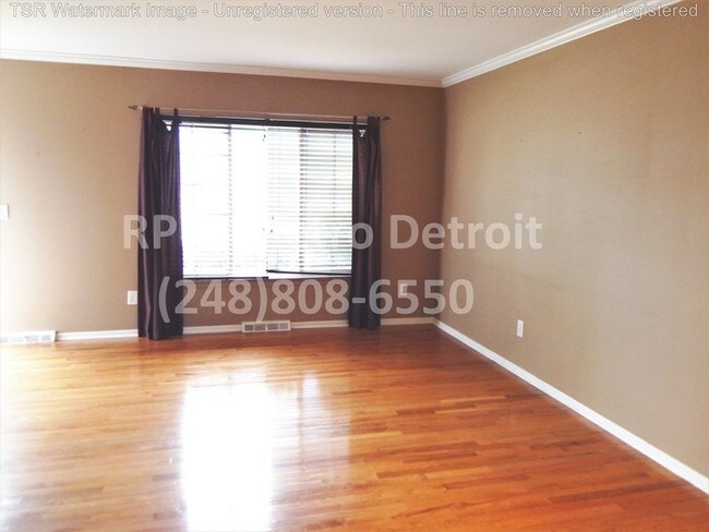 Building Photo - ROYAL OAK/ End Unit Condo!!!!