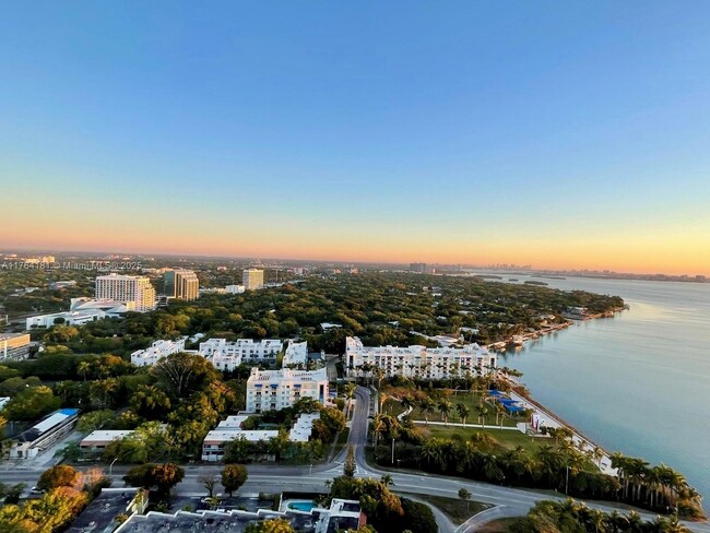 Foto del edificio - 601 NE 36th St