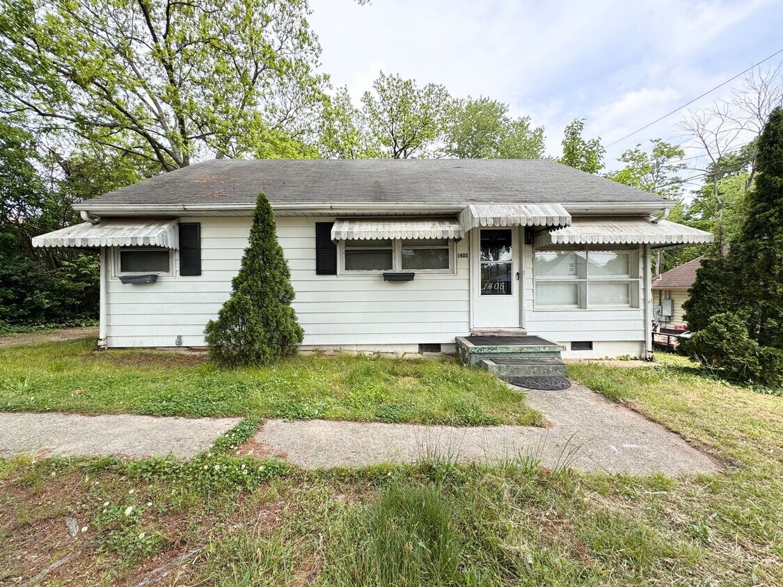 Primary Photo - Cute 3 BR House Convenient to US-29 and We...