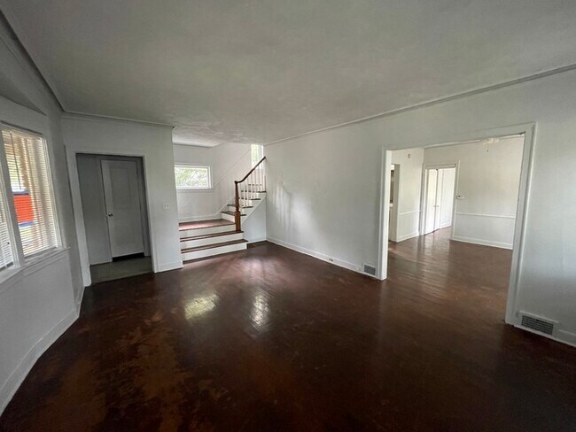 Foto del edificio - Huge 4 Bedroom in South East End Neighborhood