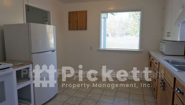 Building Photo - 17900 Noll Rd NE