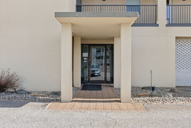 Building Photo - Fully Furnished Oceanfront 2 bed/2 bath