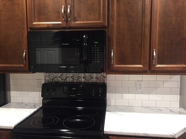 Building Photo - 5604 Deer Valley Dr Apt B