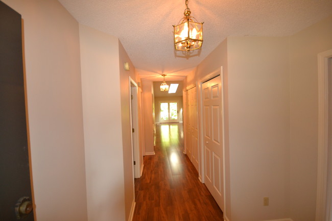 Building Photo - 1203 Red Oak Drive-Spacious one story unit...