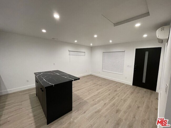 Foto del edificio - 9504 Gothic Ave