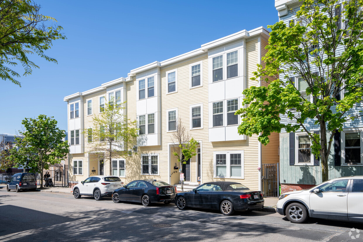 390 W 2nd Street se encuentra en el sur de Boston. - Copley Townhomes