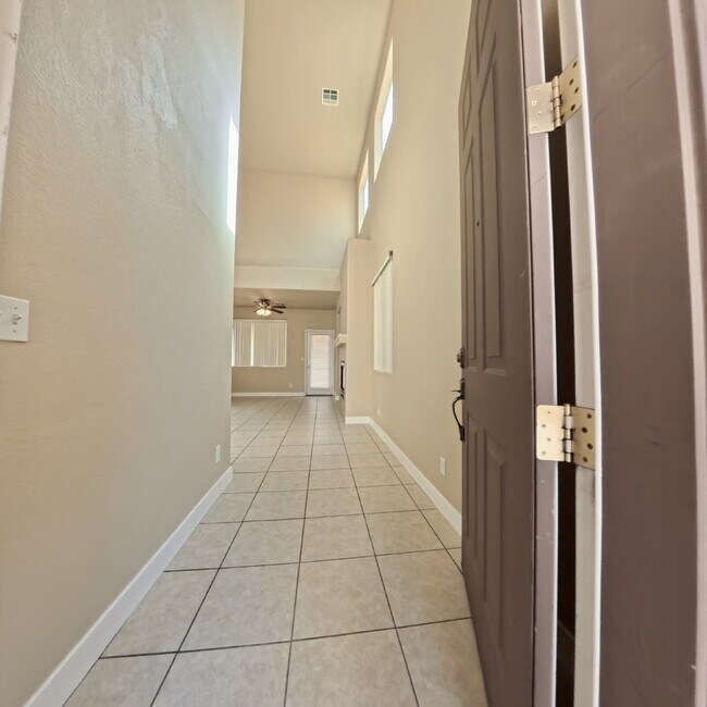 Foto del edificio - Beautiful Southwest 2-Story Home with Spacious Layout & Covered Patio