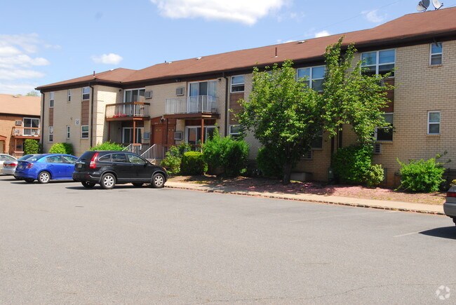 Colonial Gardens Rentals - Avenel, NJ | Apartments.com