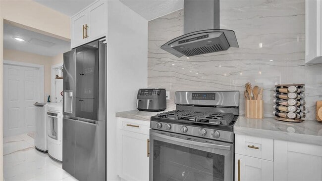 Building Photo - 8425 Southampton Dr