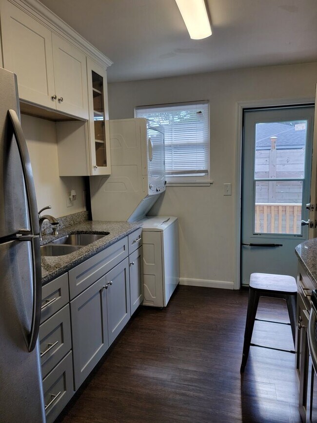Building Photo - Front half of duplex, 2 bedroom 1 bath