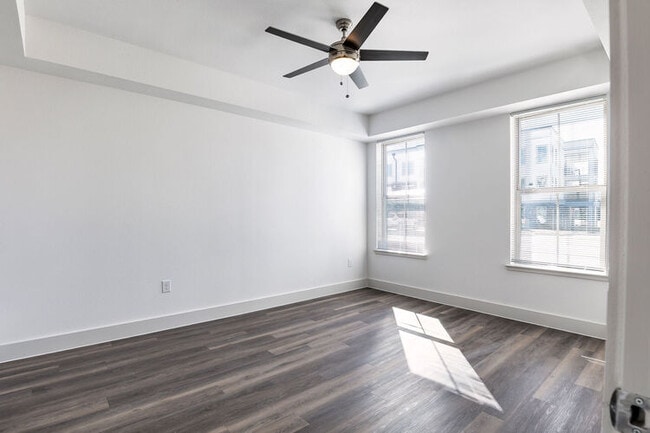 Building Photo - Upscale 1BR Abode: Contemporary Living in ...