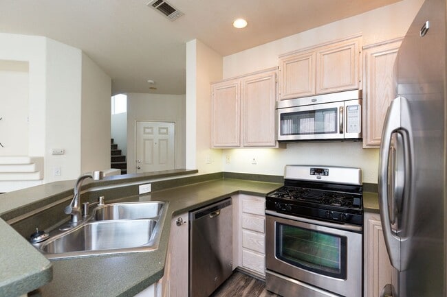 Building Photo - 2 Bedroom Townhome in Scripps Ranch