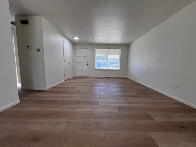 Building Photo - 1106 SW Fox Ct