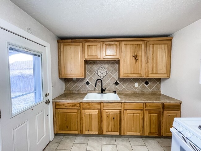 Building Photo - 2 bedroom single family home in South lawn