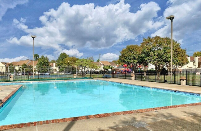 Foto del edificio - Updated Townhome in Kempsville Lake! Pet f...