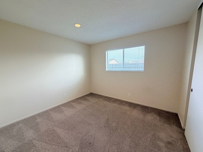 Building Photo - Charming Petaluma Home with Expansive Backyard