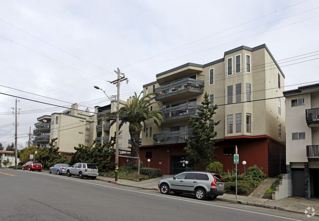 Building Photo - 500 Vernon St