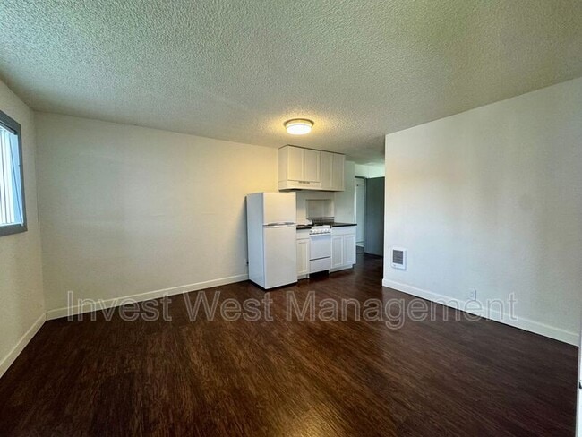 Building Photo - 1960-1933 33rd Ave